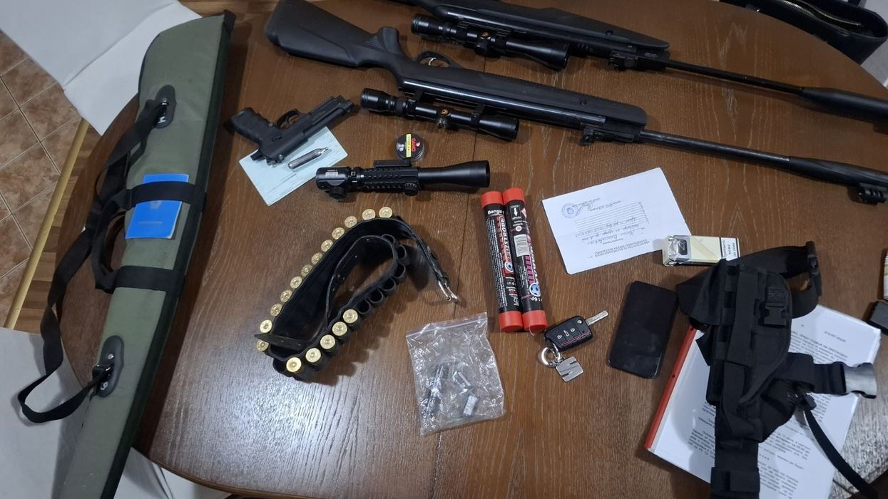 Ndalohet një 21-vjeçar nga Kumanova, policia i gjen armë në shtëpinë e tij