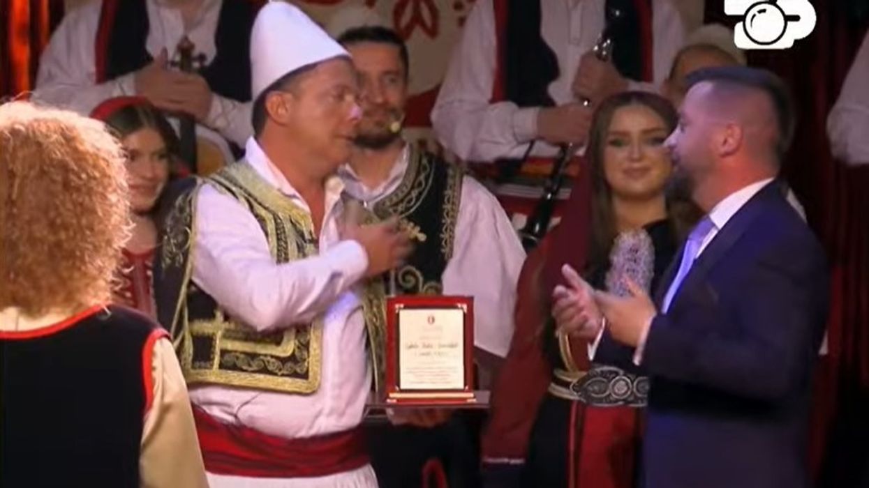 Laerti befasohet edhe nga një tjetër i ftuar special: Kryetari i Bashkisë së Kolonjës shpall atë qytetar nderi