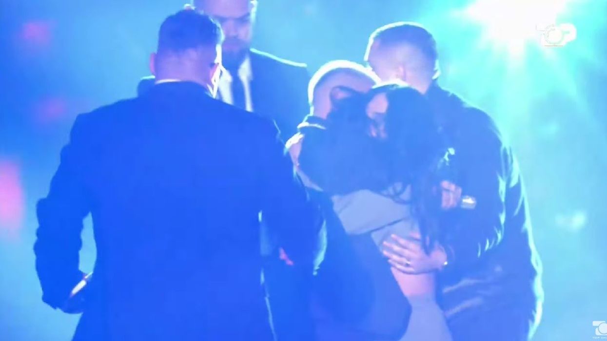 Gjesti në skenë, motra nuk reziston dhe ngjitet për ta përqafuar - sigurimi detyrohet të ndërhyjë