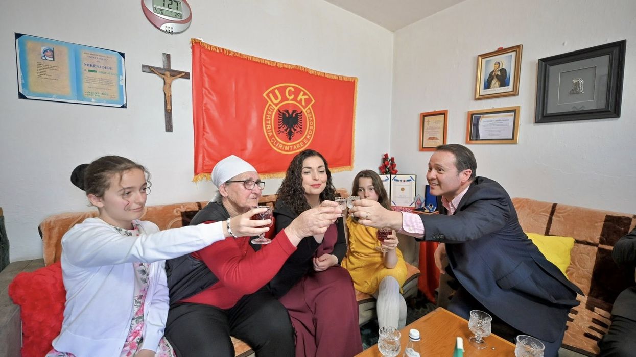 Osmani viziton Nënën Stanë Gashin për Pashkë: Simbol i qëndresës dhe dashurisë për atdheun