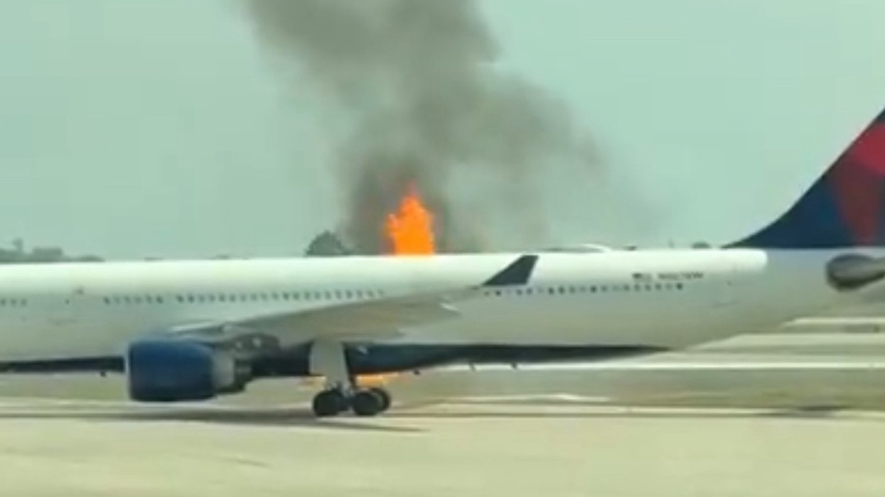 Pak para nisjes nga aeroporti i Orlandos, motori i aeroplanit përfshihet nga zjarri – evakuohen 200 pasagjerë