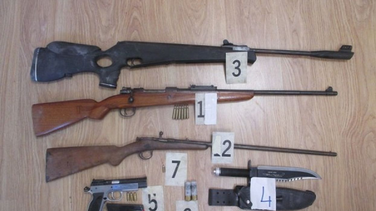 Arrestohen dy persona dhe sekuestrohen disa armë në Deçan