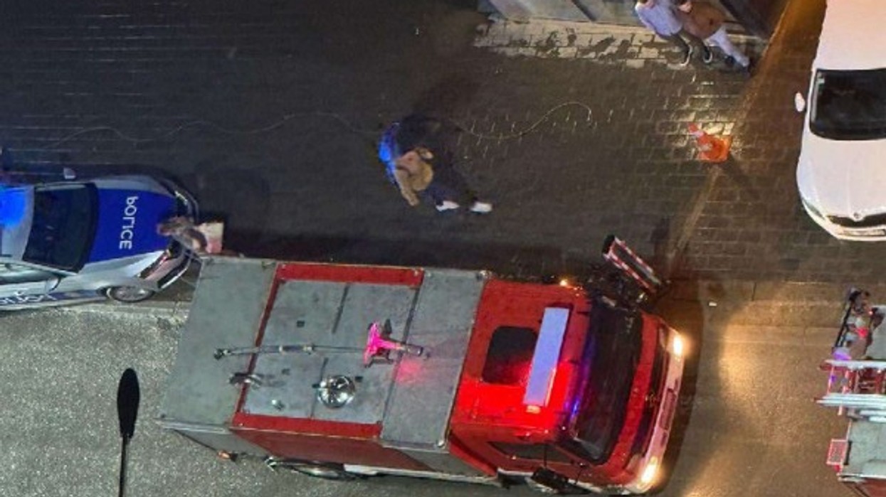 Zjarr në një banesë në Lagjen e Spitalit, intervenojnë zjarrfikësit