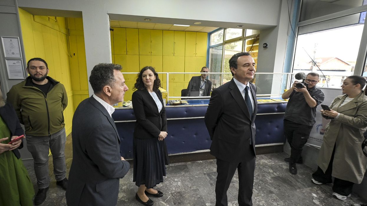 Pas sulmit, Kurti viziton zyrën e Postës në Zveçan: Ky vend nuk është i granatave dhe bombave - por i letrave e pusullave