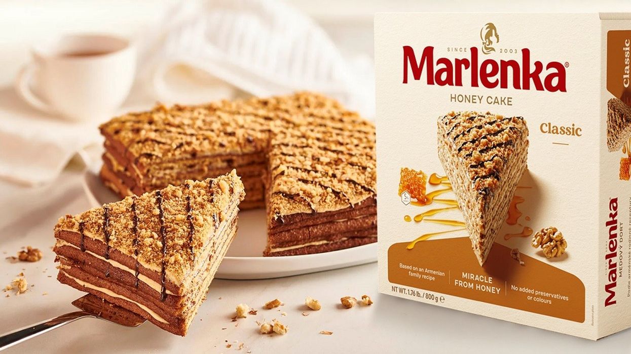 Torte me recetë shtëpiake me mjaltë dhe arra – Marlenka, ëmbëlsira që duhet ta provoni