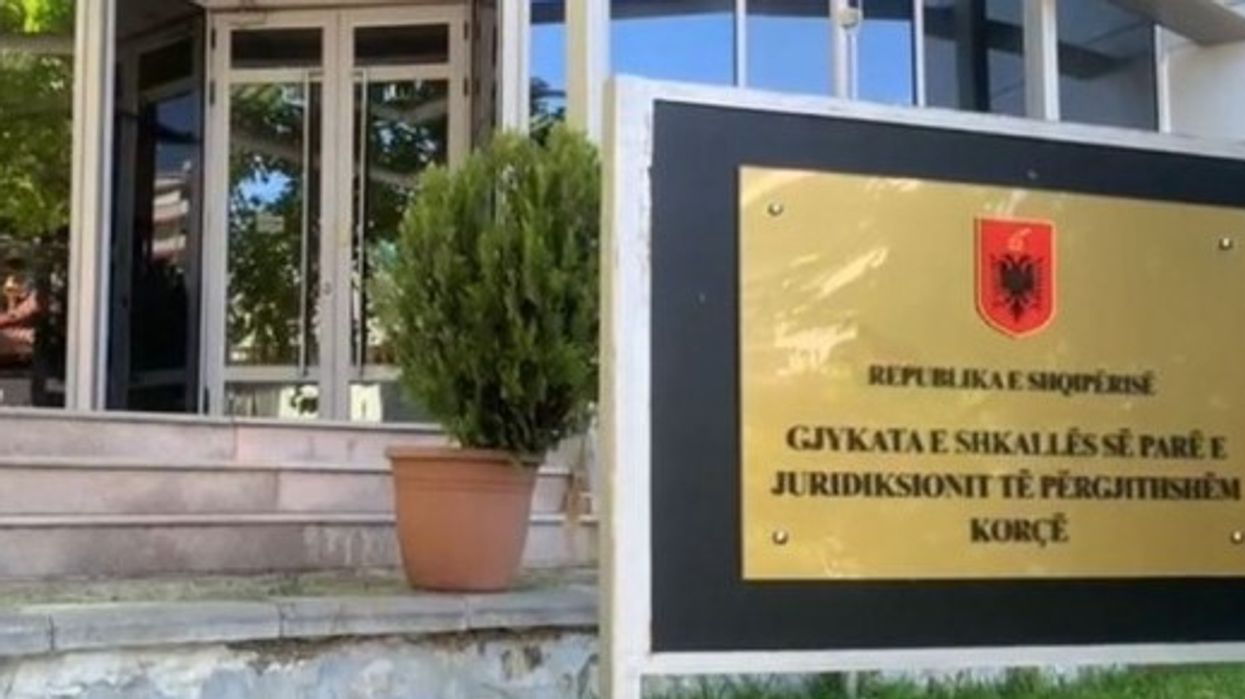 Akuzohet për vrasjen e ish-partnerit para shtatë viteve, Gjykata e Korçës ia cakton ‘arrest në mungesë’ – flet e ëma