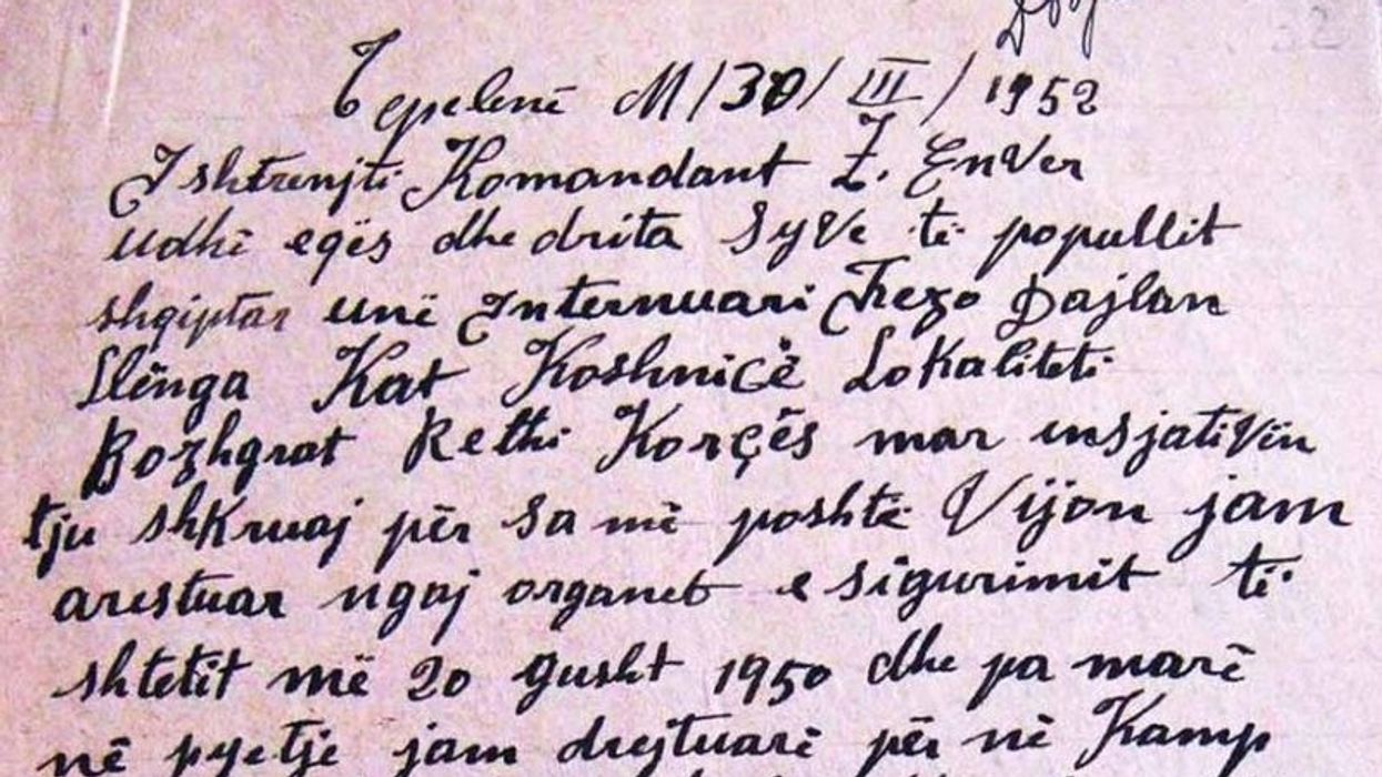 Ironia e shqiptarit në kampin komunist: “Mish, makarona, bukë gruri ... s’jemi në kamp internimi, por në dasmë”!