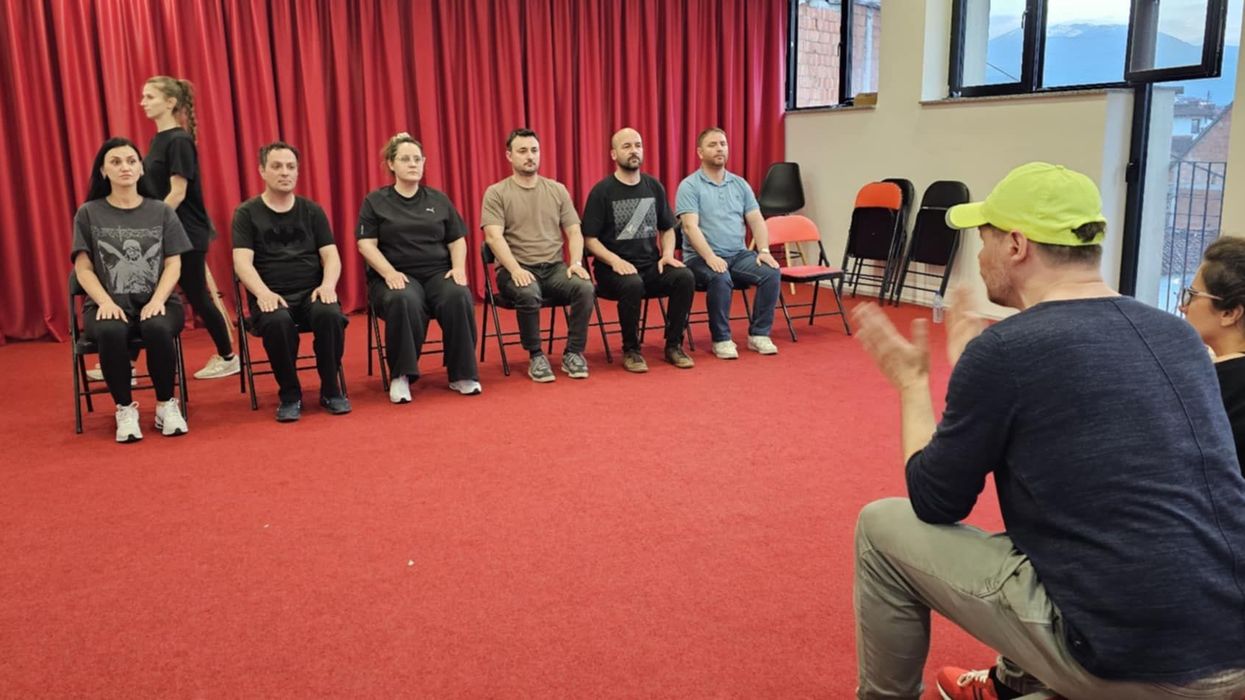 Teatri “Bekim Fehmiu” nis projektin e ri teatror “InHumane” në bashkëprodhim ndërkombëtar