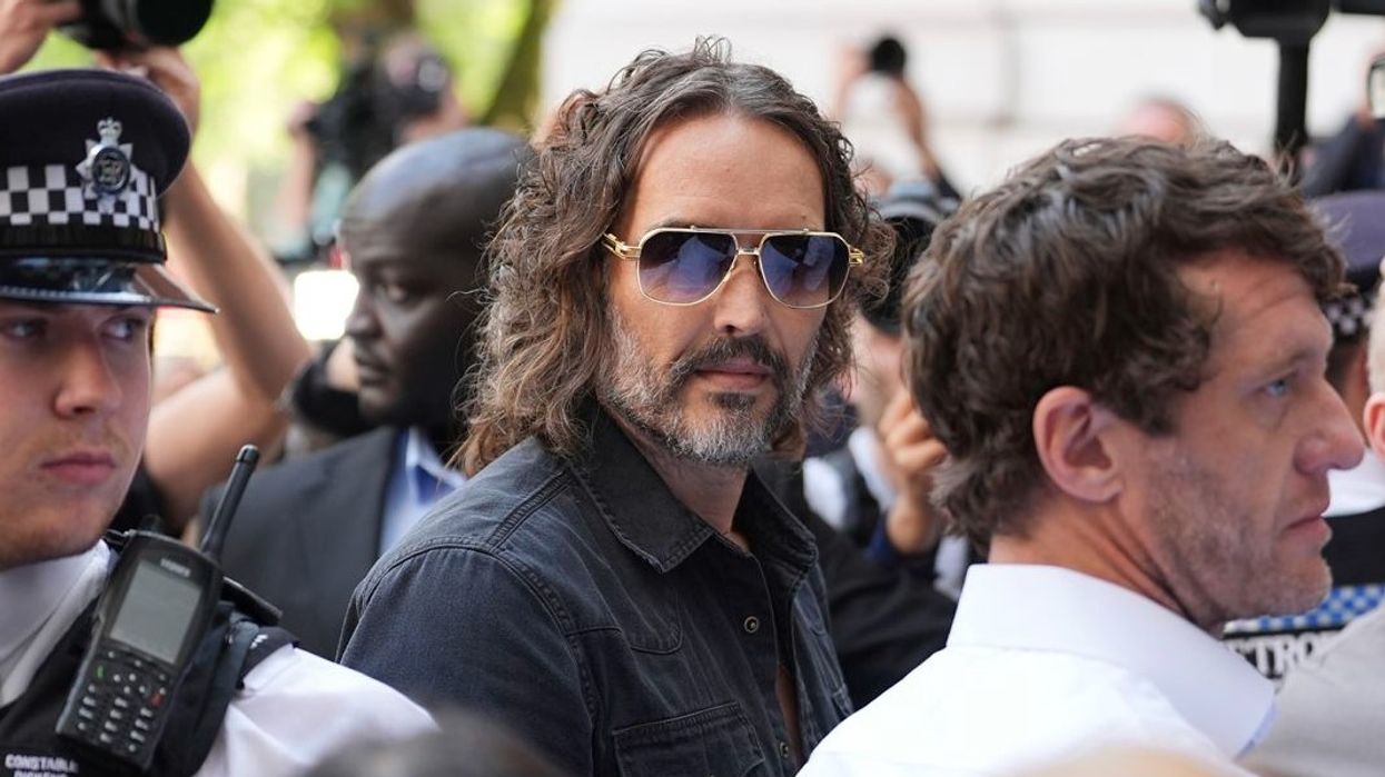 Fillon gjyqi i Russell Brand për akuzat e përdhunimit dhe ngacmimit seksual