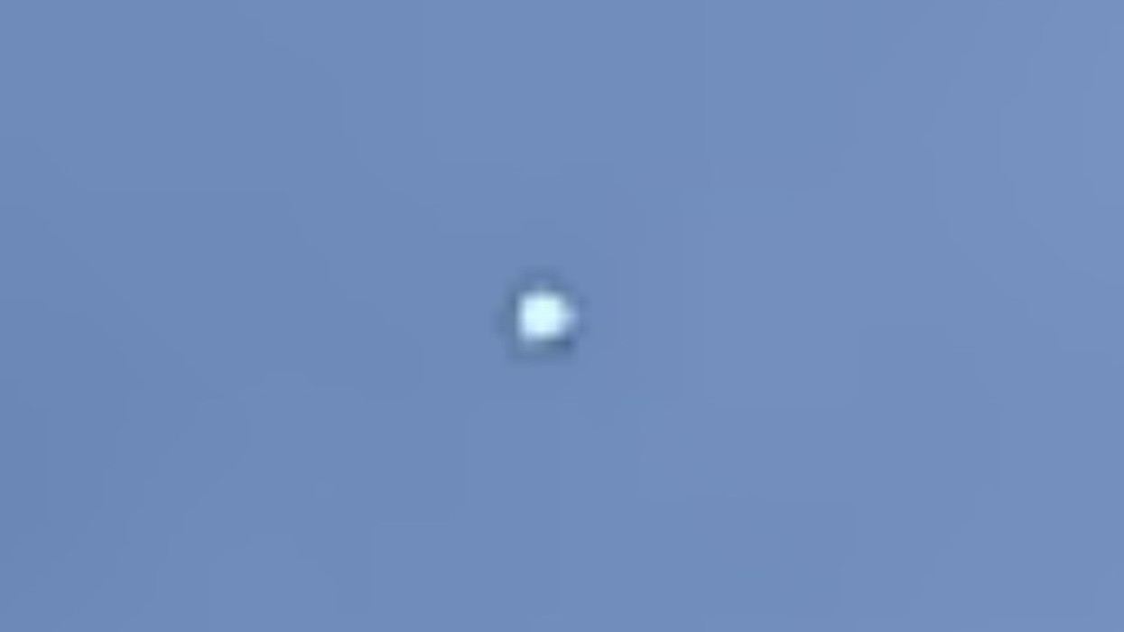 Po bënin piknik, familja amerikane vëren një sferë të bardhë që qëndron në qiell për 25 minuta në mes të ditës