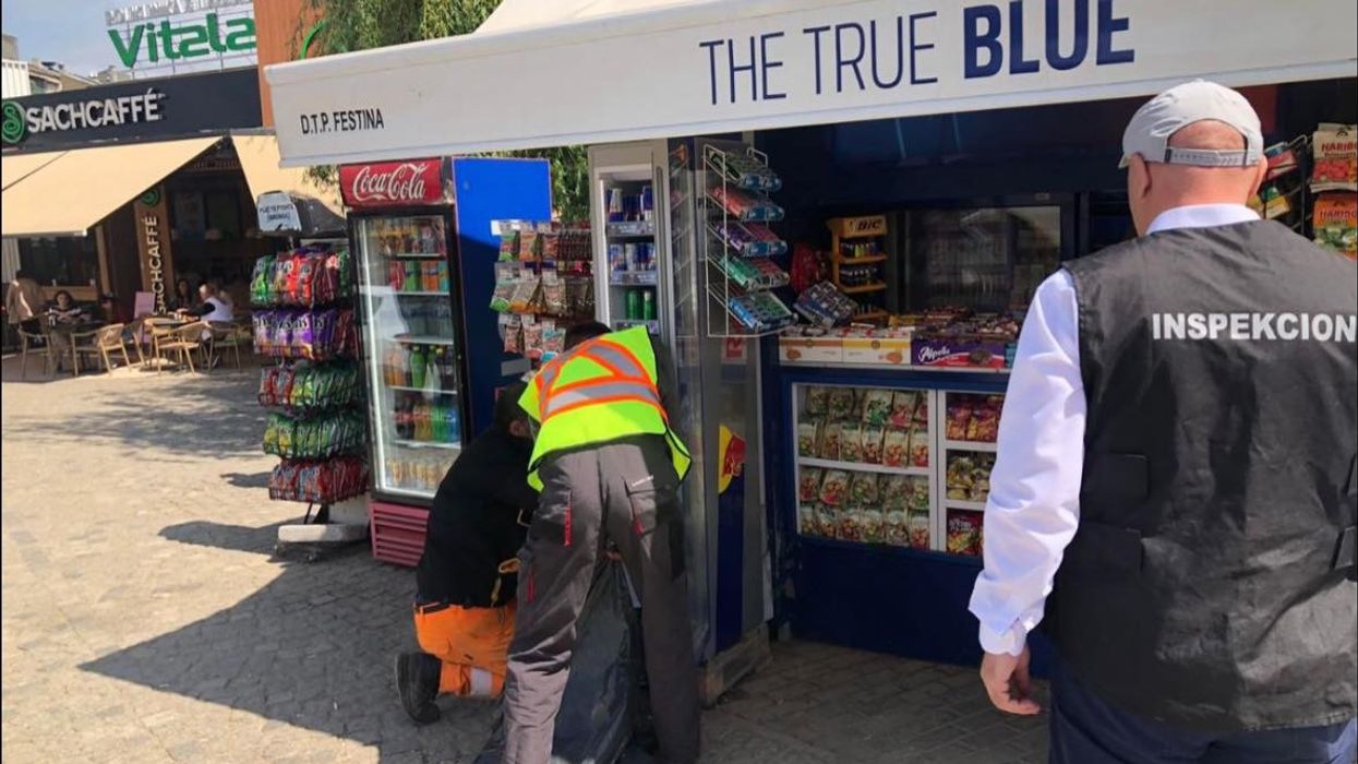 Inspektoriati i Kryeqytetit aksion në lirimin e hapësirave publike, largon disa prej frigoriferëve të vendosur jashtë kioskave