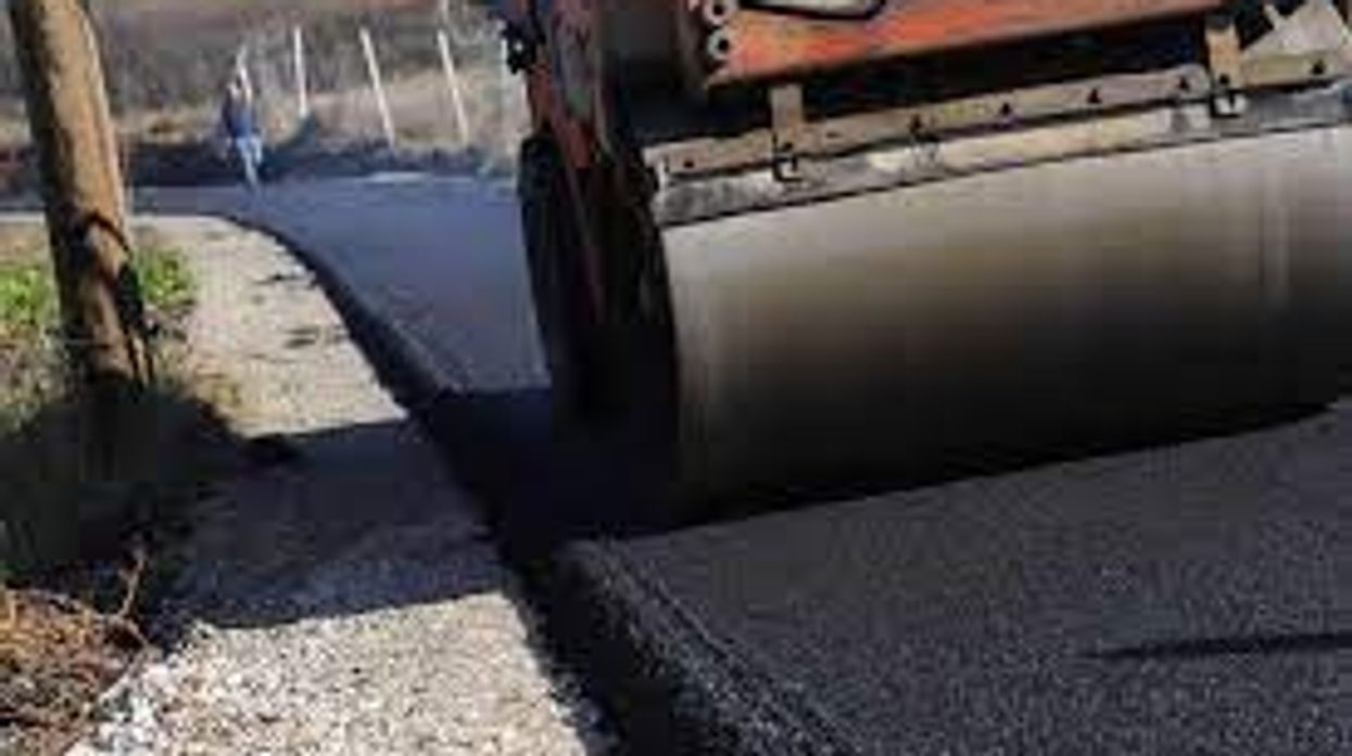 Hamza dhe Peci bien dakord për asfaltimin e rrugës që lidh fshatrat Zhazhë me Vllahi, punimet fillojnë së shpejti