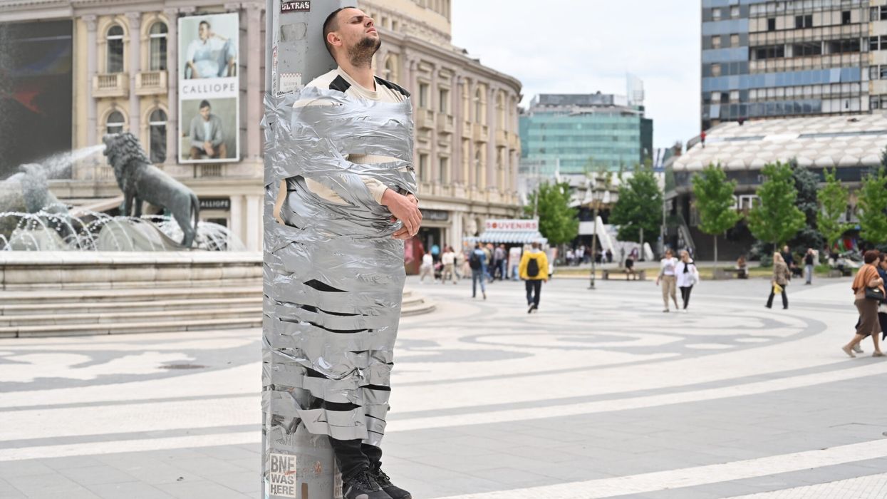 Për të kujtuar golgotën e atyre që vuajtën në Koçan, një djalë lidhet në një shtyllë ndriçimi në Shkup