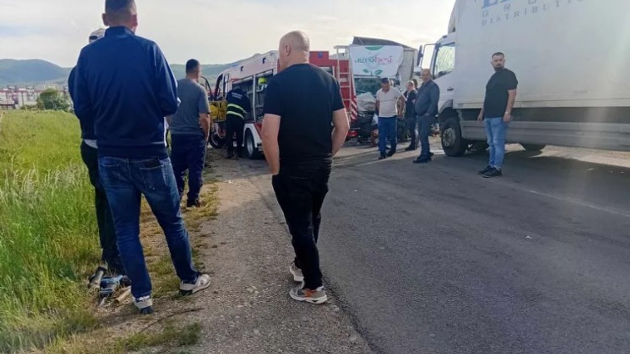 Aksidentohen dy kamionë në Drenas, dy të lënduar