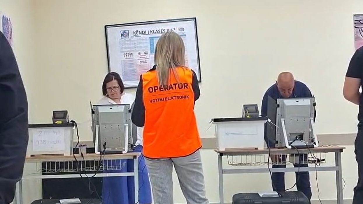 Numërohen kutitë e para me elektronikë në zgjedhjet e Shqipërisë, dalin rezultatet