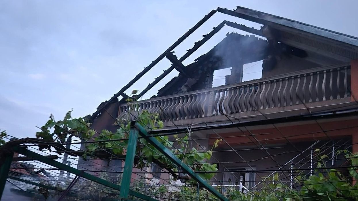 Zjarri përfshin një shtëpi në Savrovë të Suharekës, nuk ka të lënduar