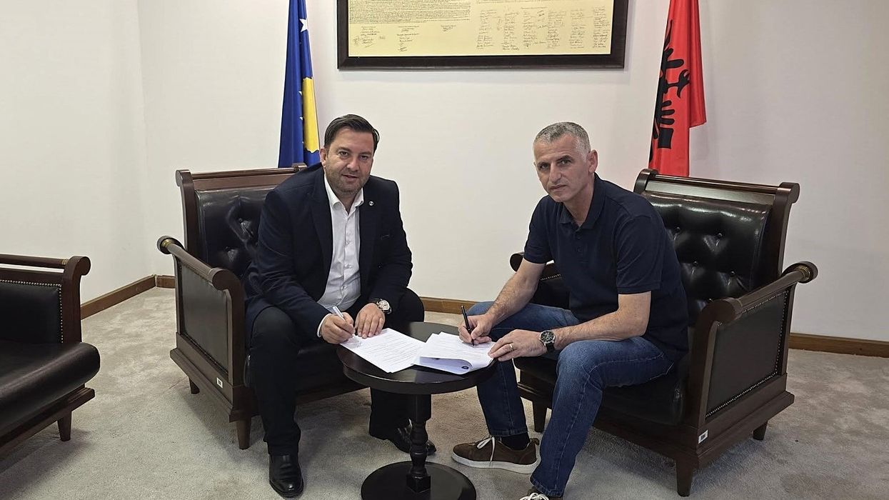 Mamusha nënshkruan marrëveshje prej 400 mijë eurosh me MMPHI-në për asfaltimin e rrugëve