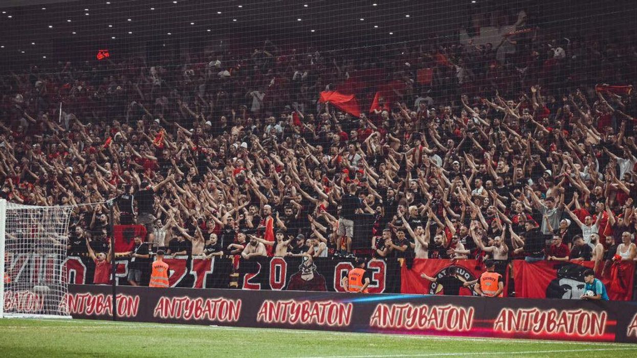 “Mashtrimi ka emër: FSHF”, Tifozat Kuq e Zi dalin me reagim për biletat e ndeshjes Shqipëri -Serbi