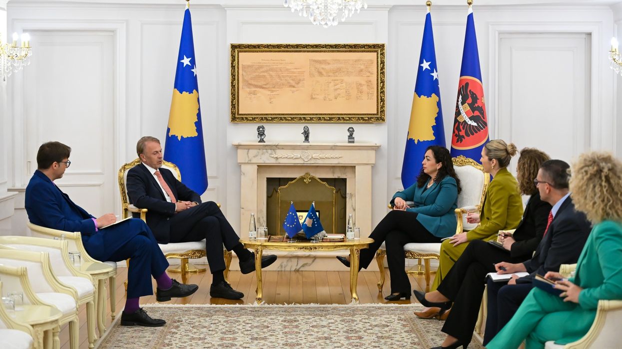 Kriza politike dhe takimi i paralajmëruar për të enjten, presidentja Osmani takon shefin e BE-së në Kosovë