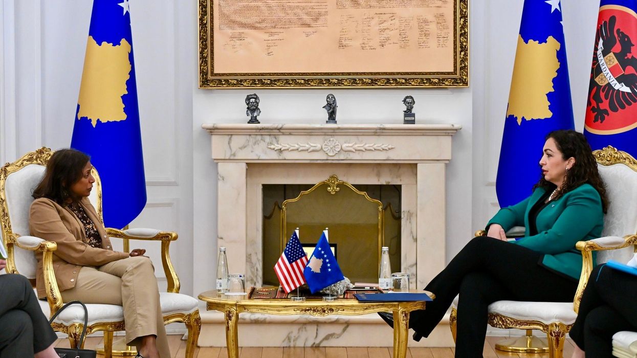 Para takimit me liderët partiakë, presidentja Osmani takon të Ngarkuarën me Punë në Ambasadën Amerikane