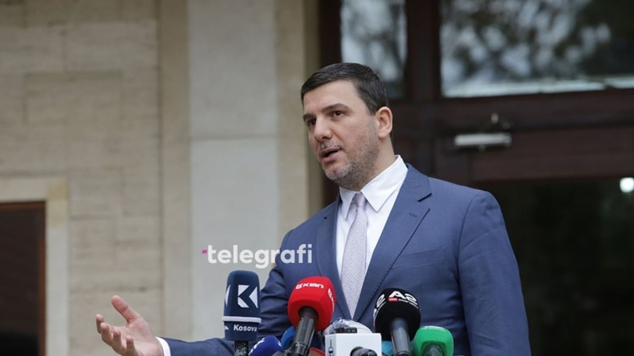 “Nuk besoj që ka dalë tym i bardhë”, Krasniqi: Më shumë problem politik sesa juridik, momenti që presidentja t’i drejtohet Kushtetueses