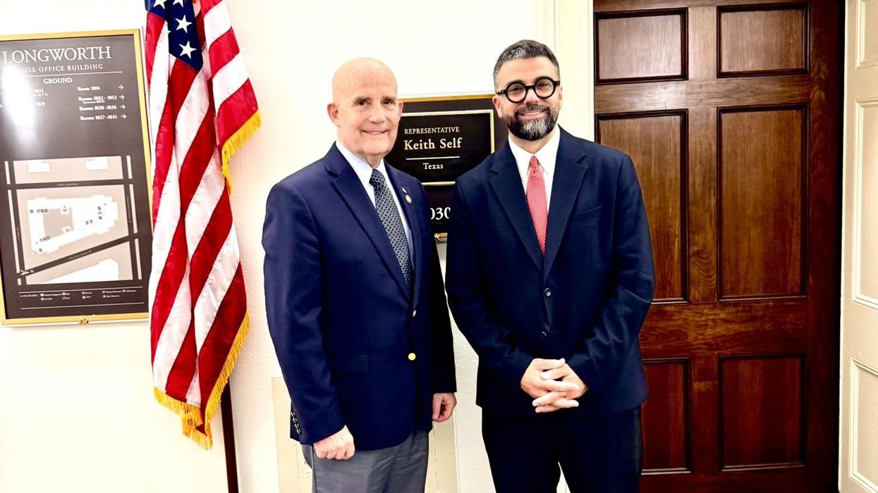 Deputeti Behrami e informon kongresistin Keith Self mbi padrejtësitë në Gjykatën Speciale