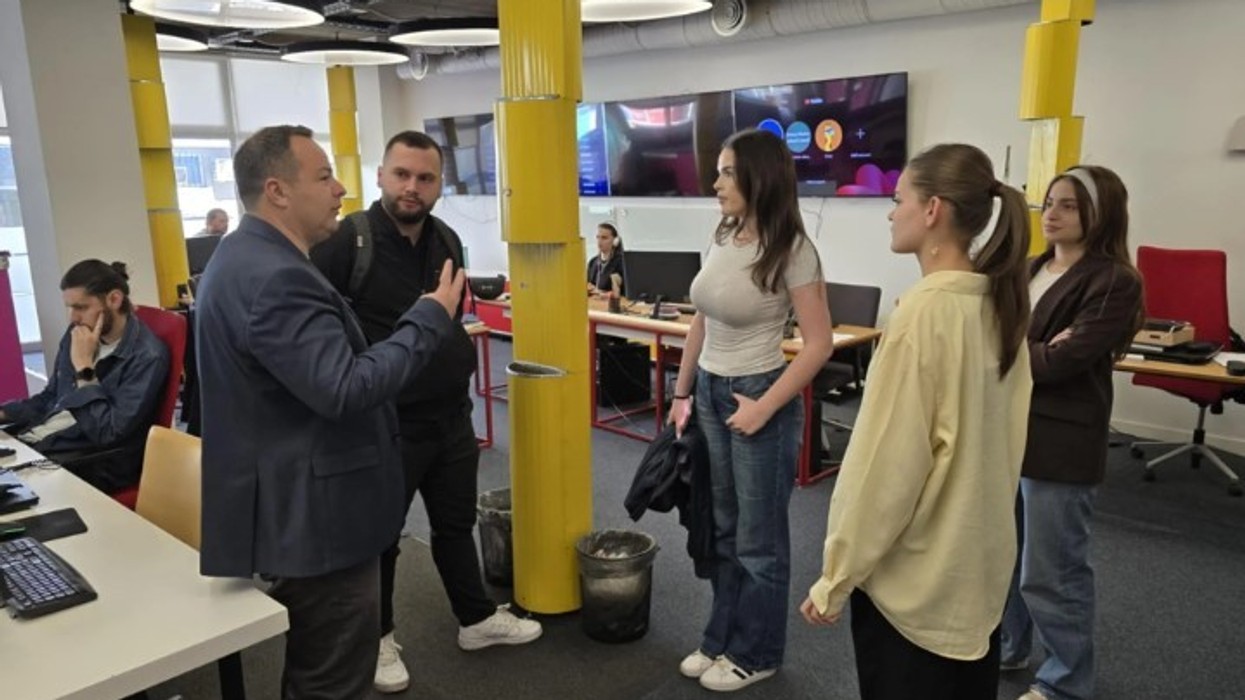 Studentët e Medias dhe Komunikimit të UBT-së vizitë studimore në redaksinë e Telegrafit – një përvojë praktike mbi gazetarinë moderne dhe rolin e mediave në shoqëri