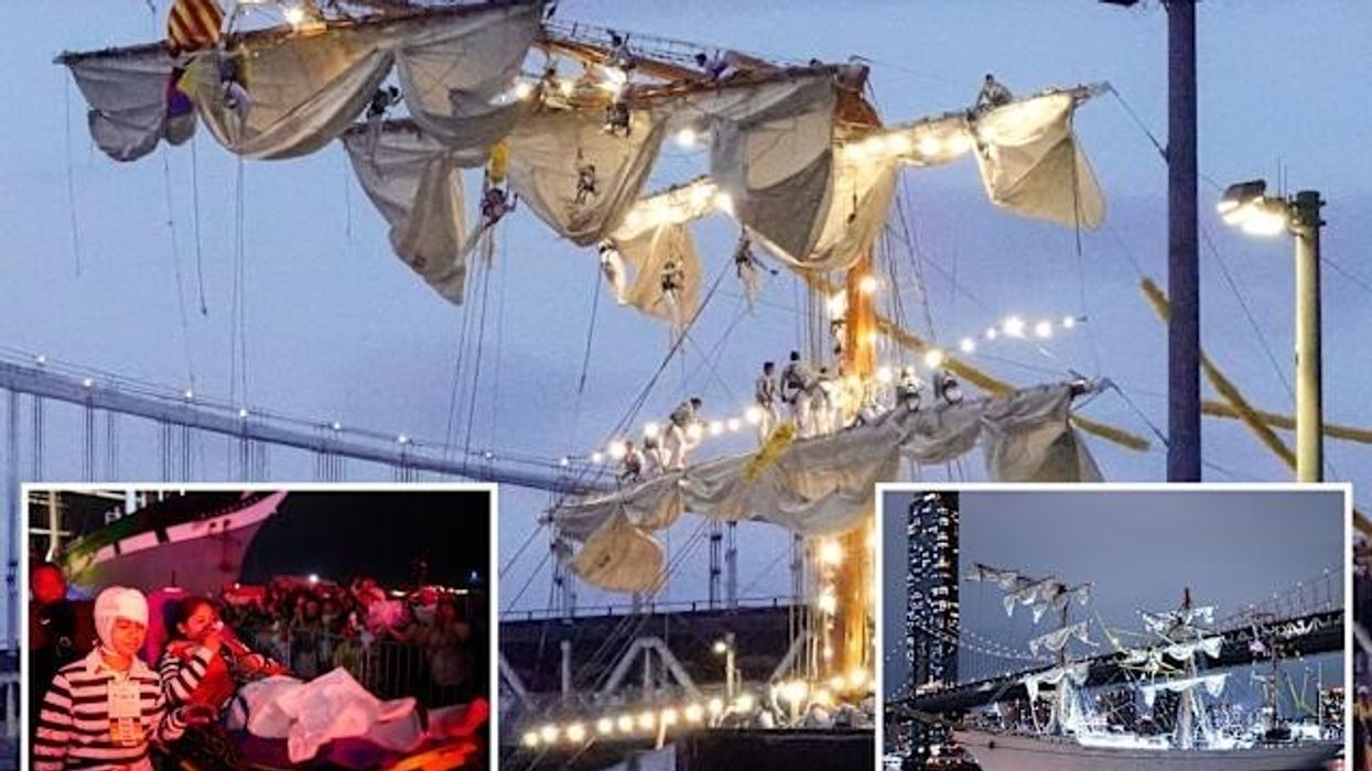 Pamjet rrëqethëse tregojnë marinarët meksikanë që kapen pas pajisjeve, për të shpëtuar jetën pas përplasjes së anijes në urën e Bruklinit