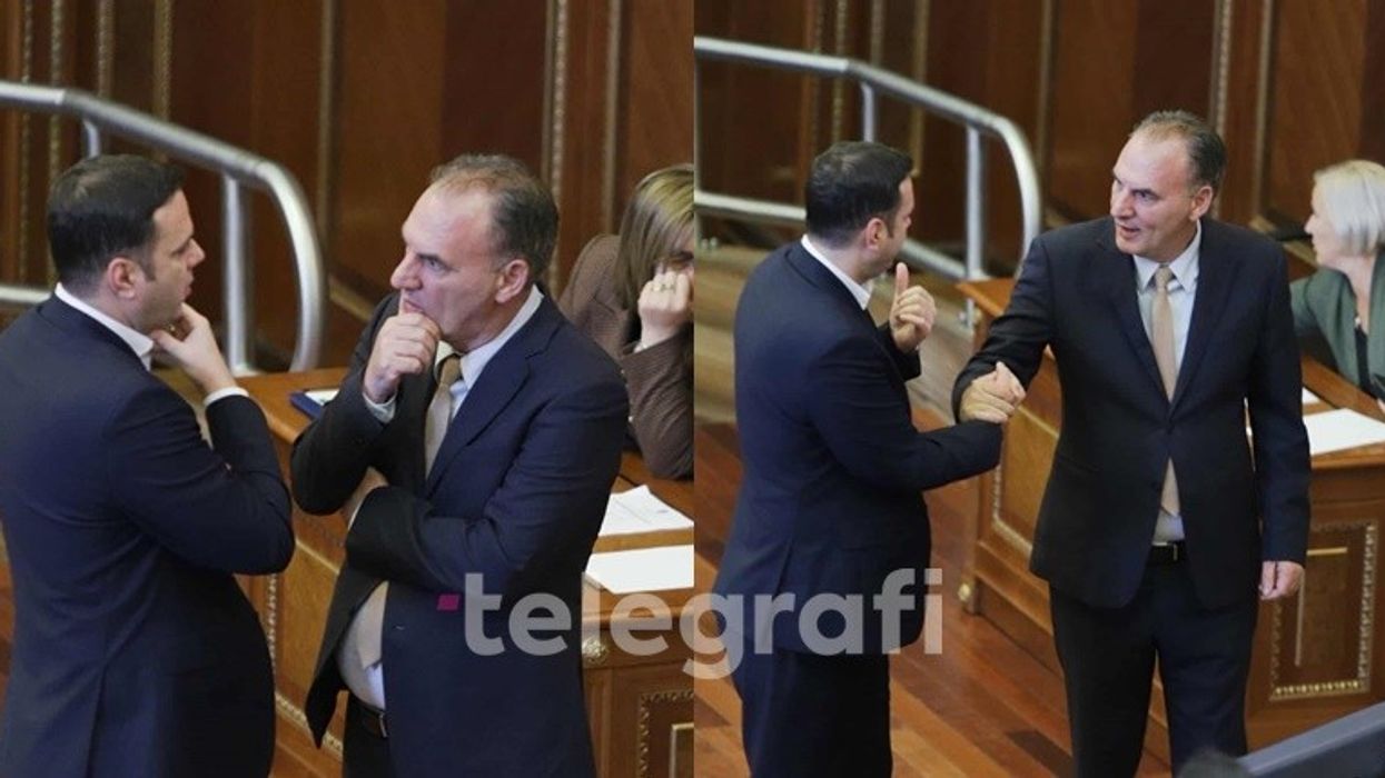 Diskutim serioz mes Abdixhikut dhe Limajt para nisjes së seancës, shtrëngojnë duart