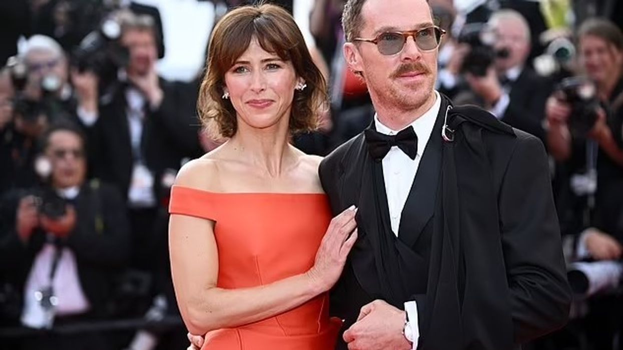 Benedict Cumberbatch dhe Sophie Hunter pozojnë dorë për dore në premierën e “The Phoenician Scheme” në Kanë