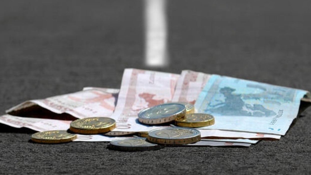 Skenderaj: Qytetari gjen para në rrugë dhe i dorëzon në polici – kërkohet pronari