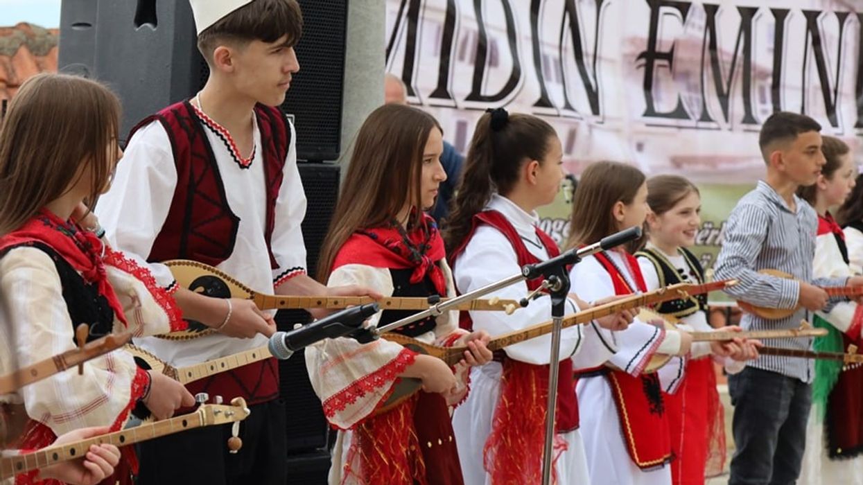 Performanca fantastike e 34 nxënësve me çifteli, mësuesi nga Dragashi frymëzon brezat