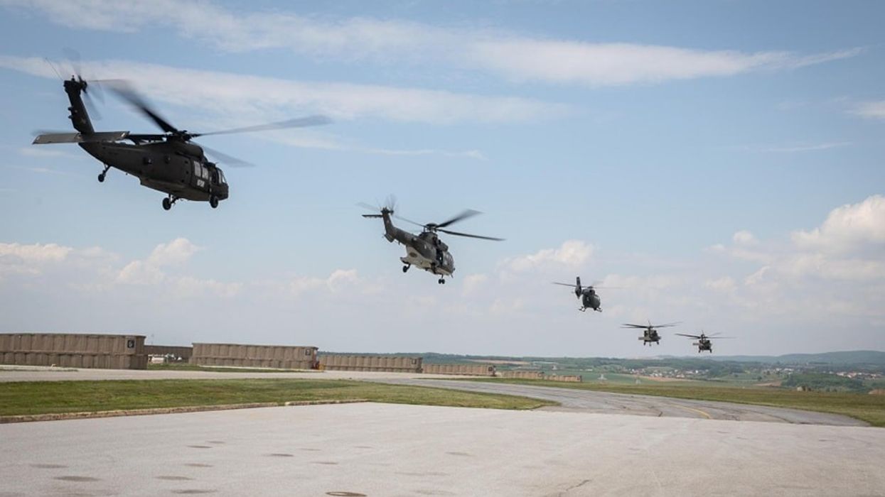 Trupat e aviacionit amerikan “fluturojnë” me ‘Blackhawk’ mbi kampin Bondsteel, zviceranët me AS-532 Cougar dhe hungarezët me H-145M
