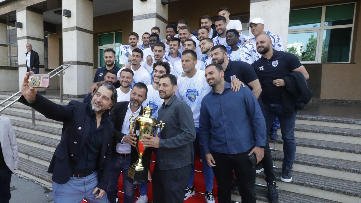 Rama pret në takim kampionët e “Prishtina e Re": Sollën me vete kupën, simbolin e suksesit të tyre historik