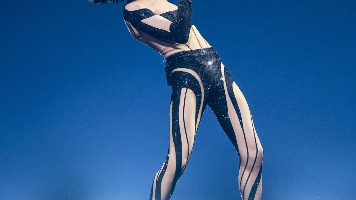 Kostumi që artisti Nemo veshi në finalen e Eurovisionit ishte bërë nga 55,000 kristale