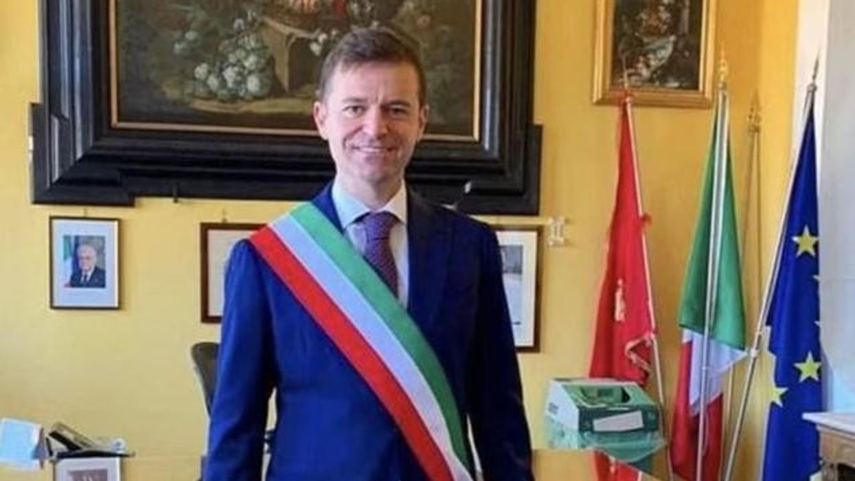 Arrestohet teksa po fuste para në xhep kryebashkiaku italian