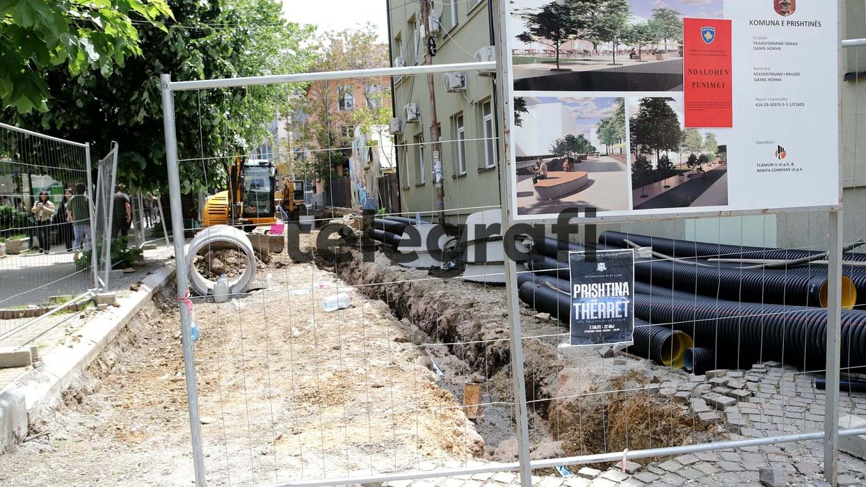 Transformimi i rrugës 'Qamil Hoxha' mbeti në gjysmë, kështu duket pasi MKRS ndali punimet