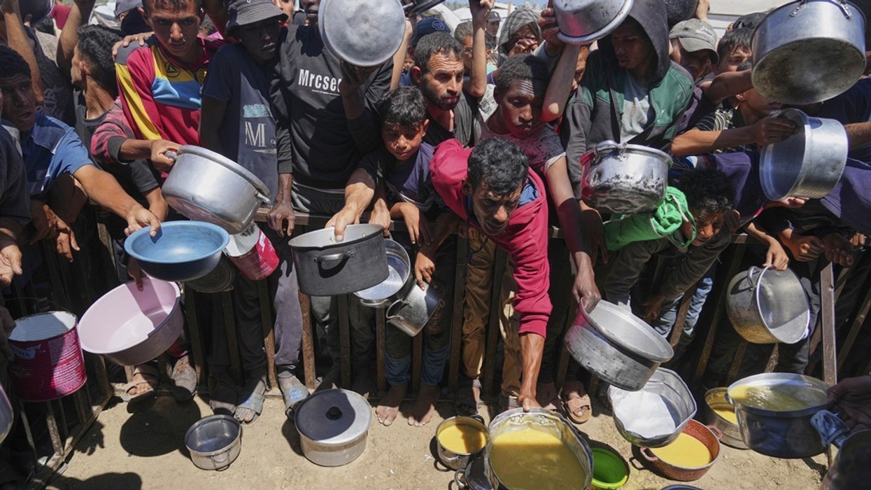 Pamje tronditëse nga Gaza - fëmijët në kërkim të një vakti ushqimi