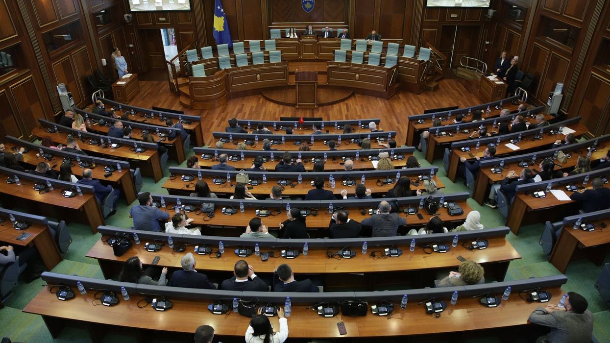 Deputetët me "duar në xhepa" angazhojnë asistentë personalë