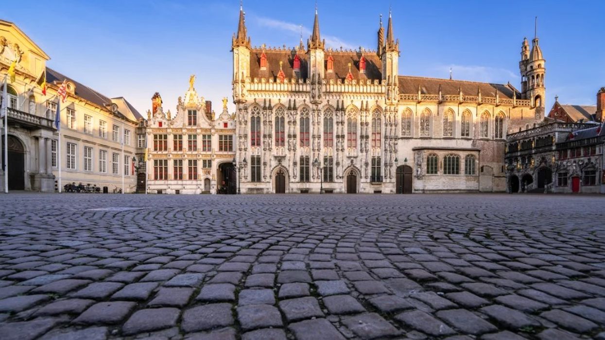 Qyteti evropian u kërkon turistëve të ndalojnë vjedhjen e kalldrëmeve nga rrugët historike