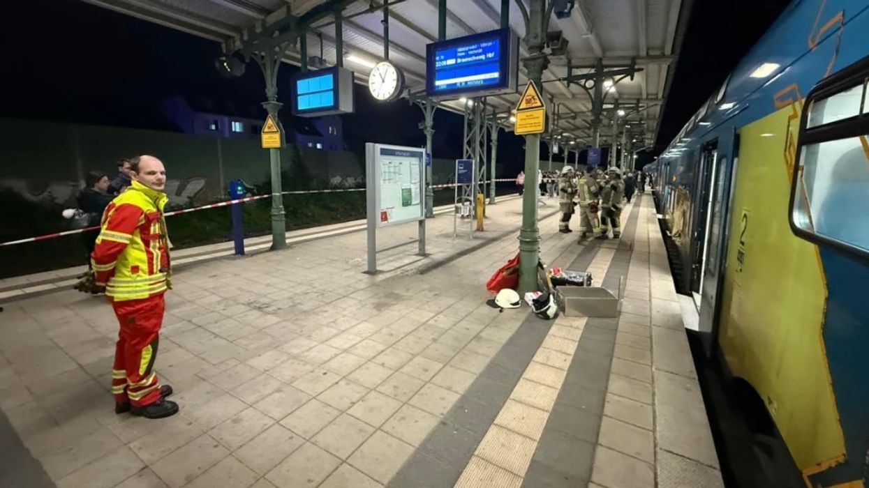 Po kërkonte AirPodin që i ra në tokë, pasagjerit i ngecë dora në platformën e stacionit të trenit – zjarrfikësit gjermanë detyrohen të intervenojnë