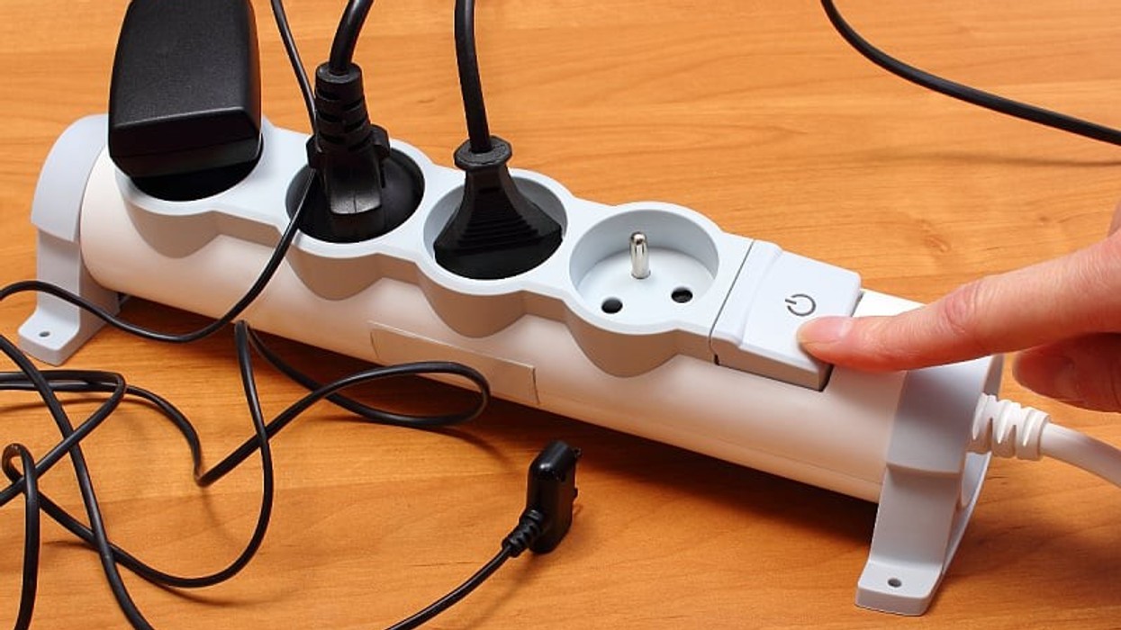 Nuk rekomandohet t'i lidhni këto pajisje shtëpiake me një kabllo zgjatuese