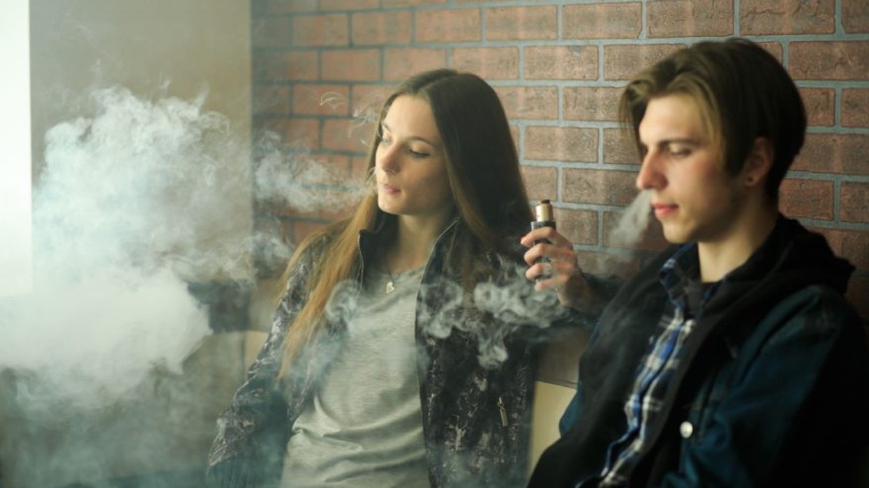 Britania e Madhe ndalon nga nesër cigaret me avull - shqetësim për varësinë tek të rinjtë
