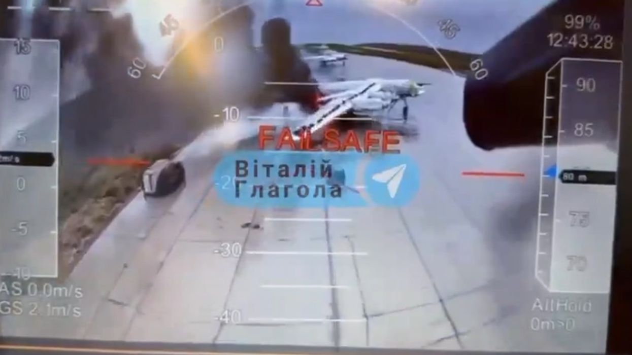 Inteligjenca ukrainase me operacion të gjerë në tërë Rusinë, dhjetëra bombardues rusë goditen me dronë – pamje nga aksioni