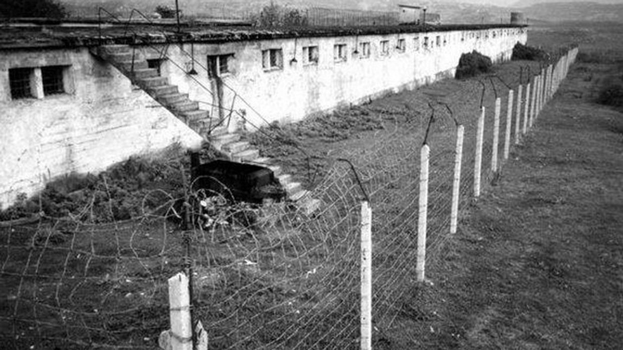 “Enver Hoxha pozonte pa turp në një bar të Parisit, në pritje të ndonjë plake të pasur”