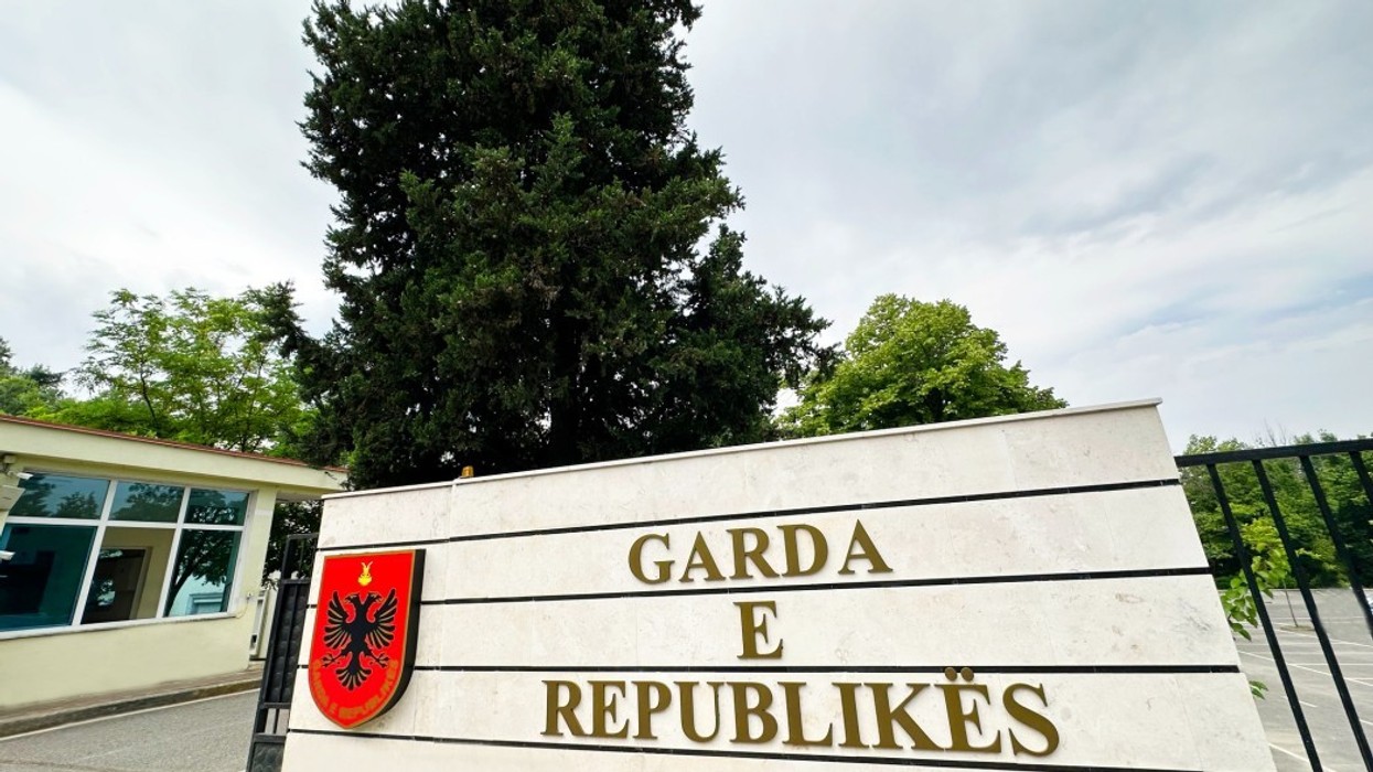 Gjendet pa shenja jete në veturën e tij punonjësi i gardës së Republikës, 47-vjeçari dyshohet se është vetëvrarë