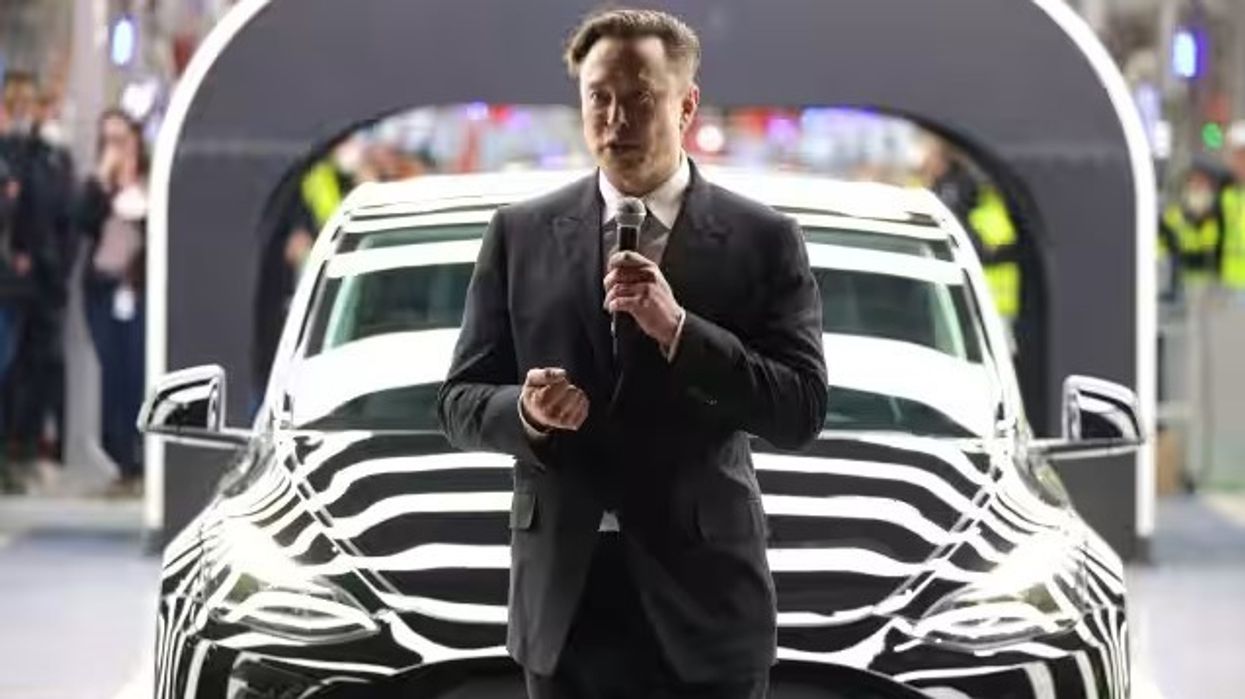 Aksionet e Tesla bien teksa shpërthyen grindjet Trump-Musk