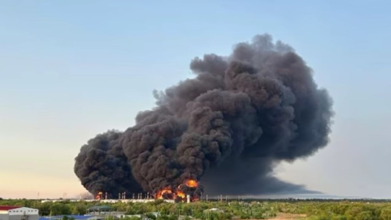 Dronët ukrainas godasin depon e naftës në Engels që furnizonte aeroplanët strategjik të Rusisë