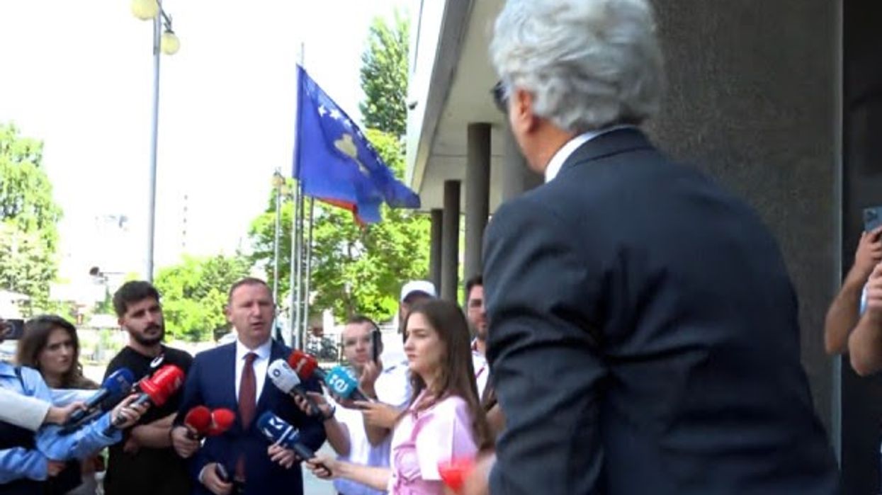 “Mos më pengo" - përplasje verbale mes Arianit Kocit dhe Armend Zemajt në hyrje të Kuvendit