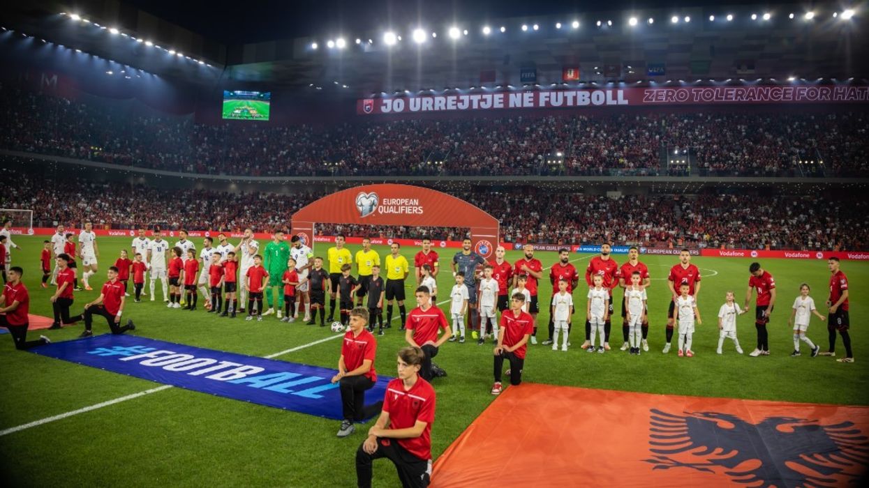 Studentët me aftësi të kufizuara nga Kosova falënderojnë Armand Dukën dhe FSHF-në për mikpritjen gjatë ndeshjes Shqipëri – Serbi